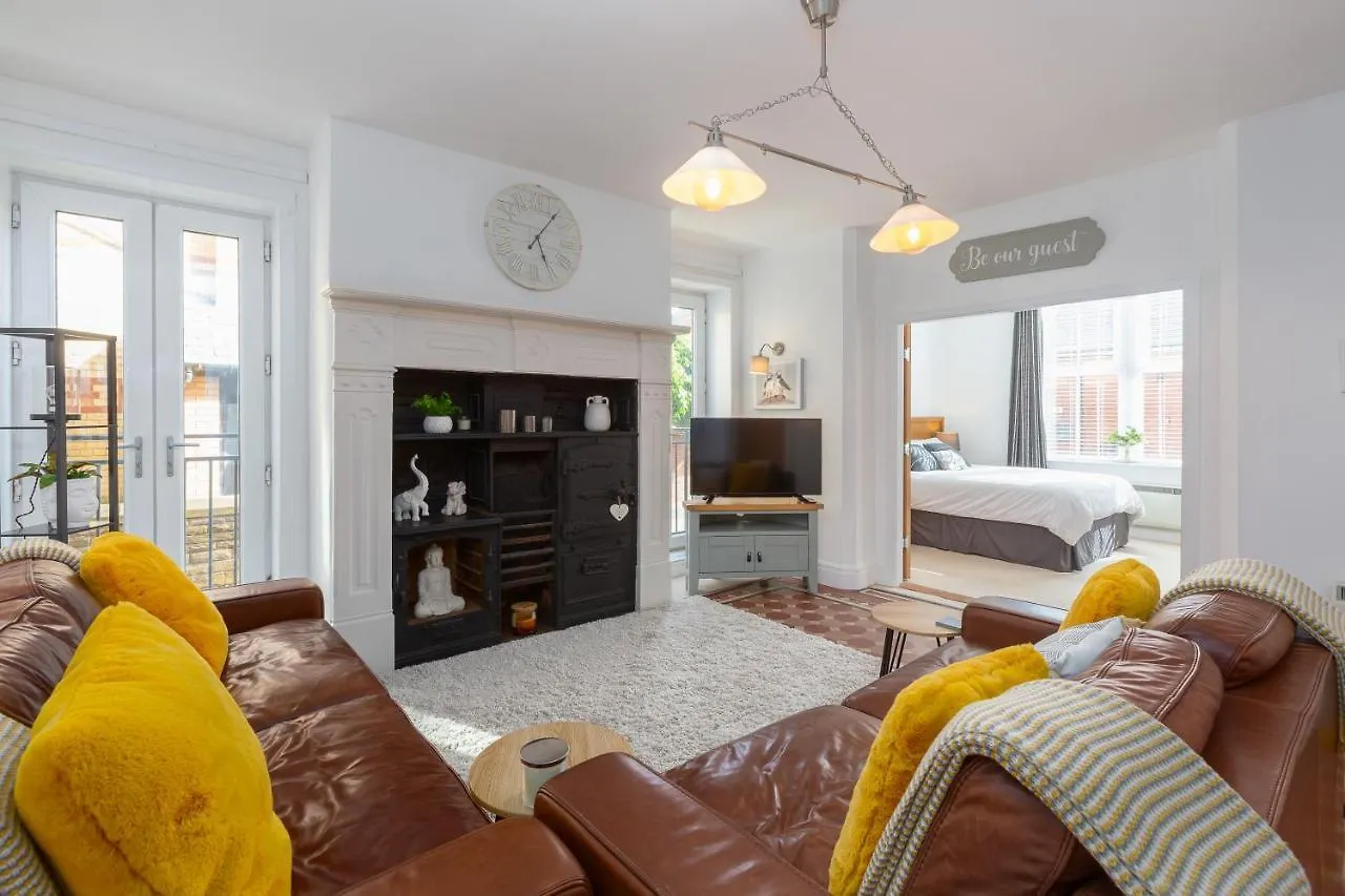 Charles Alexander Short Stay - Clifton Drive Beach Retreat Lytham St Annes United Kingdom