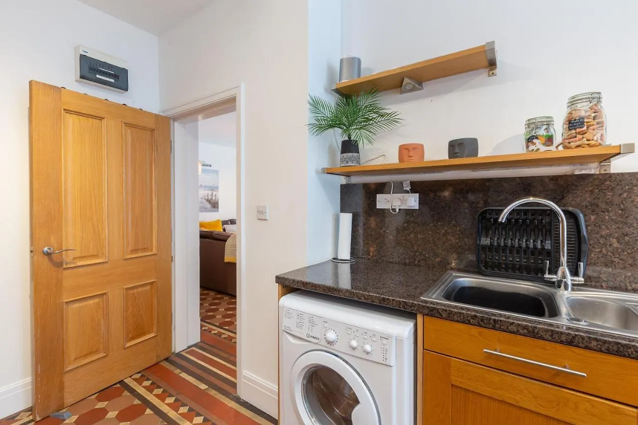 Charles Alexander Short Stay - Clifton Drive Beach Retreat Lytham St Annes Apartment