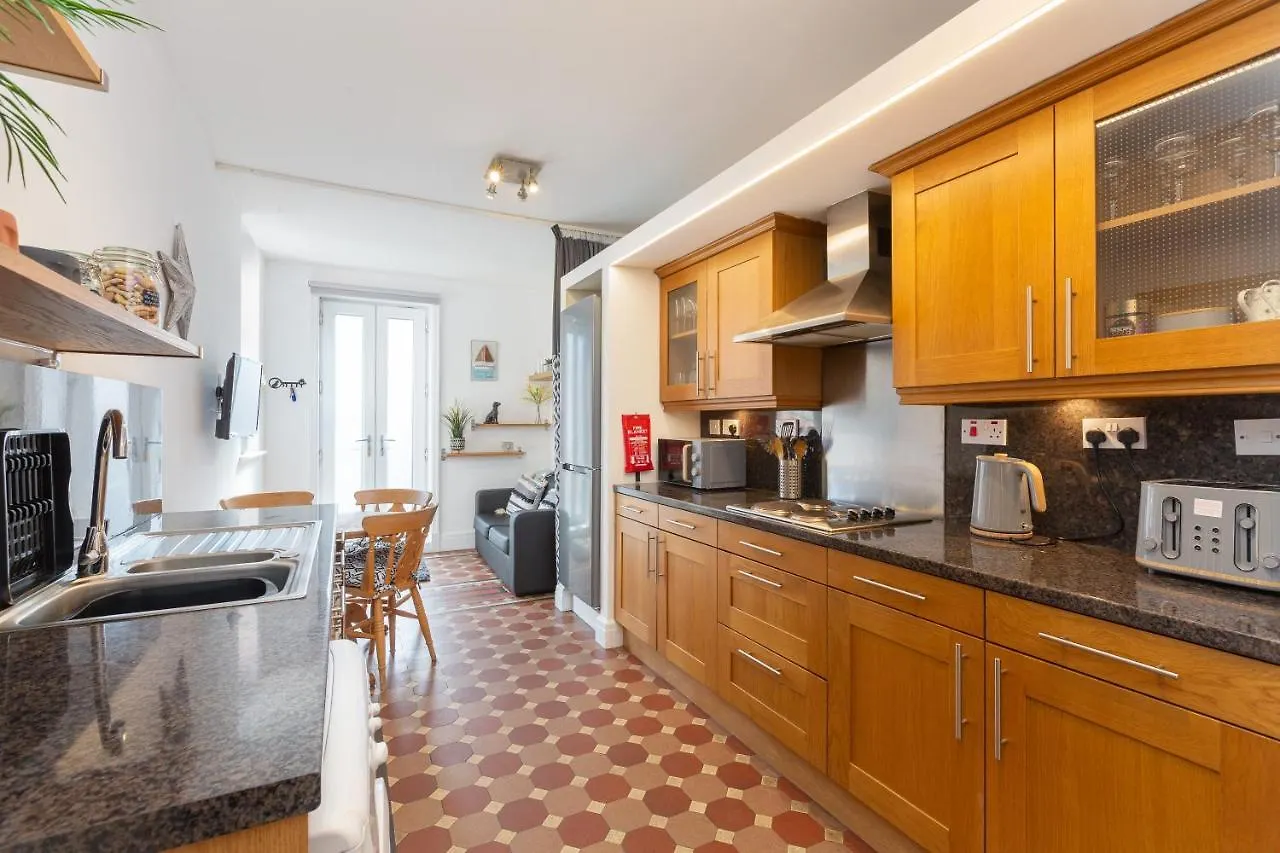 Charles Alexander Short Stay - Clifton Drive Beach Retreat Lytham St Annes Apartment