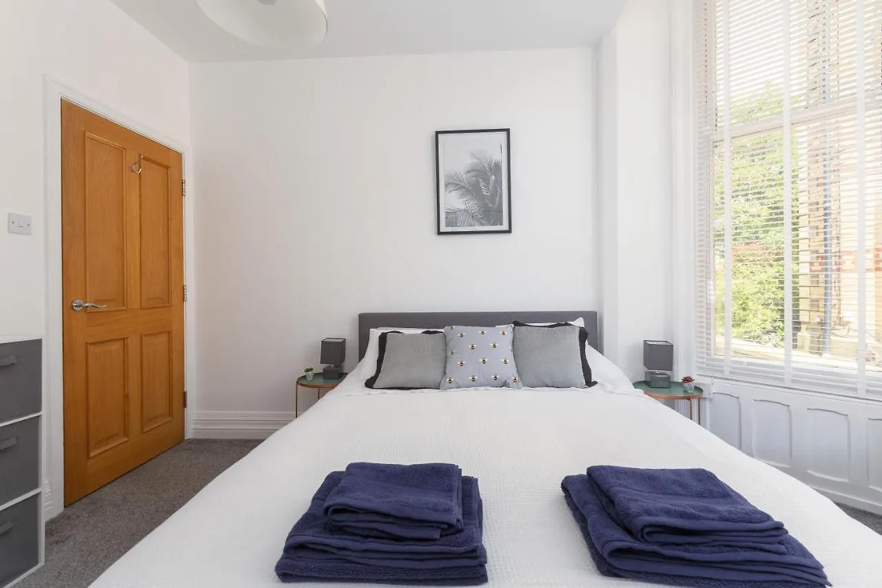 Charles Alexander Short Stay - Clifton Drive Beach Retreat Lytham St Annes