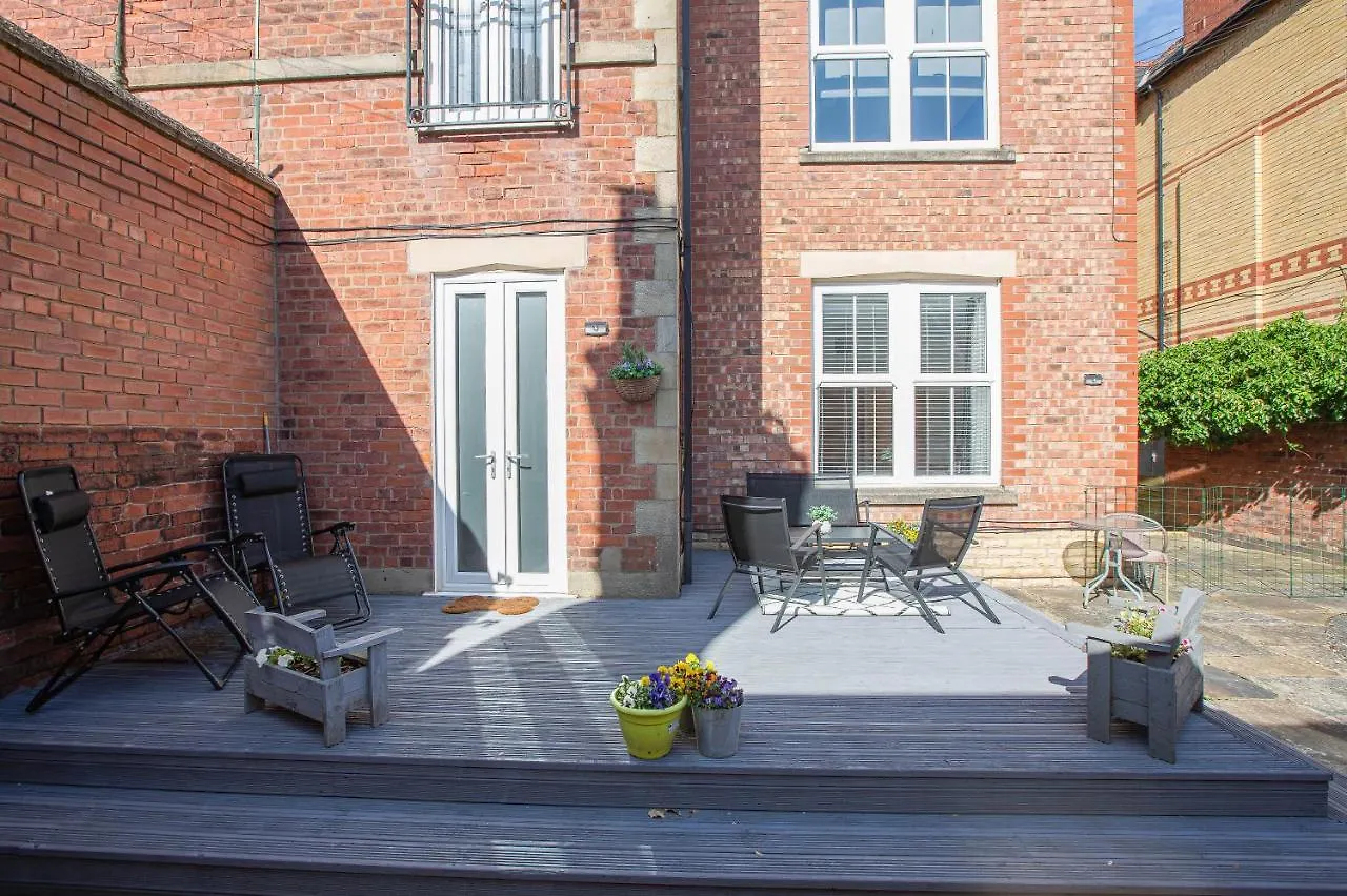 Charles Alexander Short Stay - Clifton Drive Beach Retreat Lytham St Annes Apartment