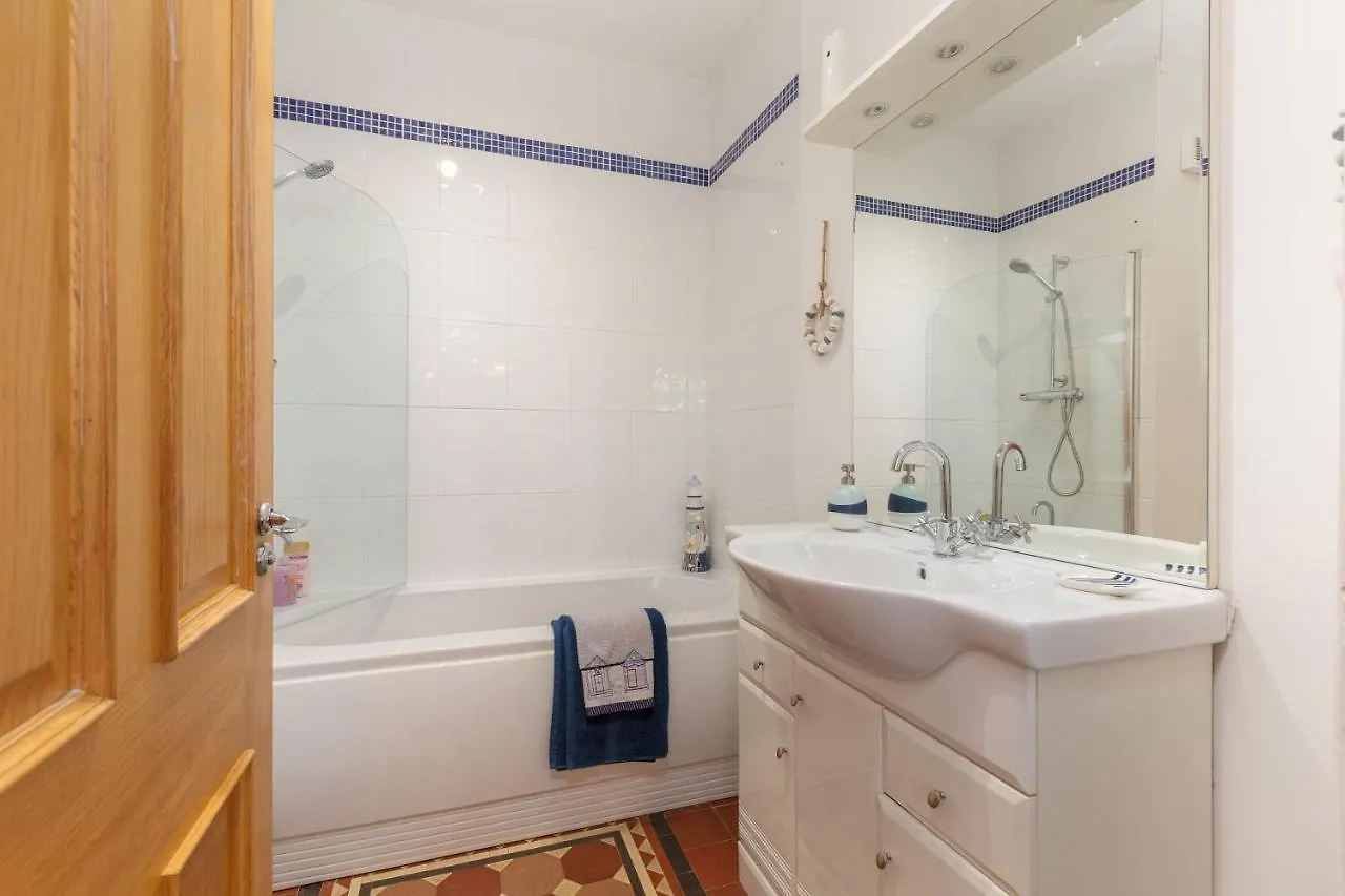Charles Alexander Short Stay - Clifton Drive Beach Retreat Lytham St Annes Apartment