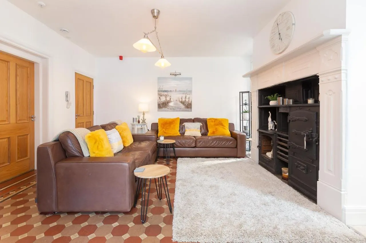 Charles Alexander Short Stay - Clifton Drive Beach Retreat Lytham St Annes Apartment