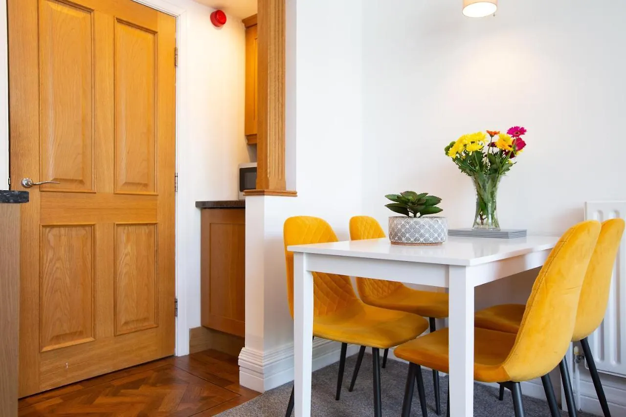 Charles Alexander Short Stay - Clifton Drive Beach Retreat Lytham St Annes