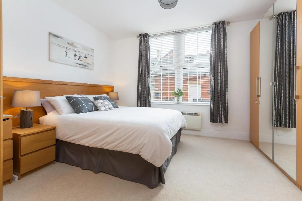 Charles Alexander Short Stay - Clifton Drive Beach Retreat Lytham St Annes United Kingdom
