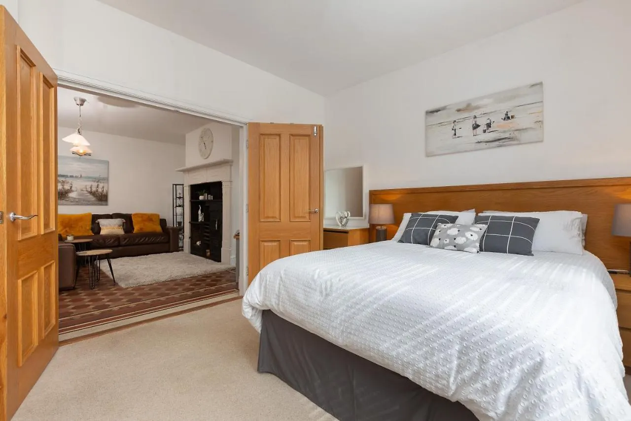 Charles Alexander Short Stay - Clifton Drive Beach Retreat Lytham St Annes 0*,  United Kingdom
