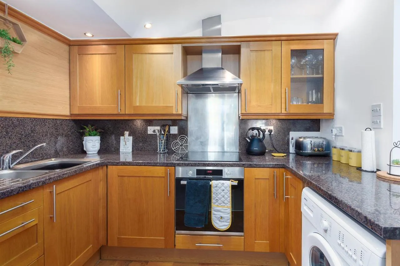 Charles Alexander Short Stay - Clifton Drive Beach Retreat Lytham St Annes Apartment