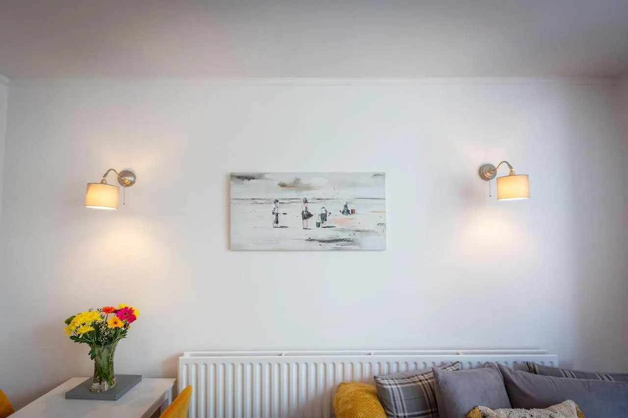 Charles Alexander Short Stay - Clifton Drive Beach Retreat Lytham St Annes