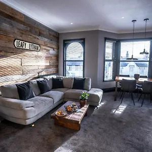 Newly Refurbished, Apt With Free Parking Apartment