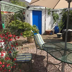 https://cheerful-4-bedroom-detached-family-home-quiet-area.cardiffhotelswales.com