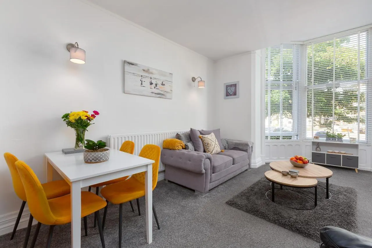Charles Alexander Short Stay - Clifton Drive Beach Retreat Lytham St Annes